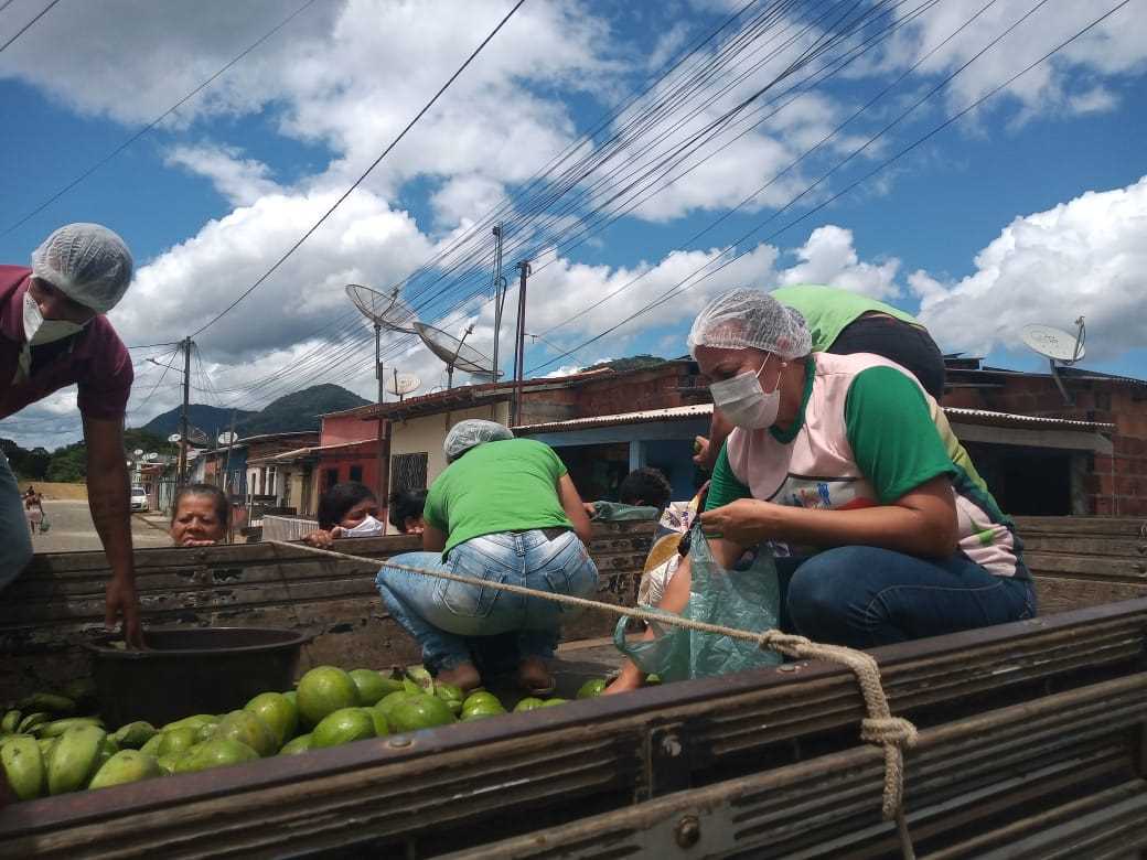 Camacã: Secretaria de Assistência Social vai a Jacareci e distribui alimentos e máscaras